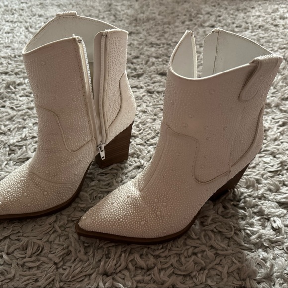 Mia Boots - Picture 2 of 2